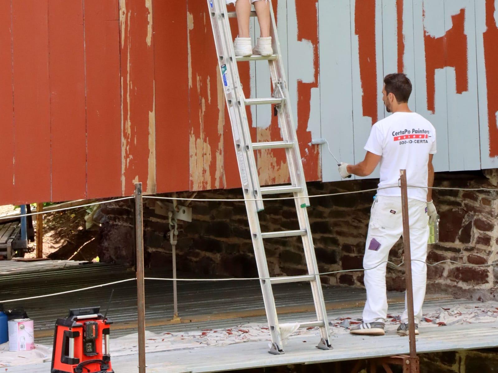 Hausfassade mit Baugerüst während der Sanierung